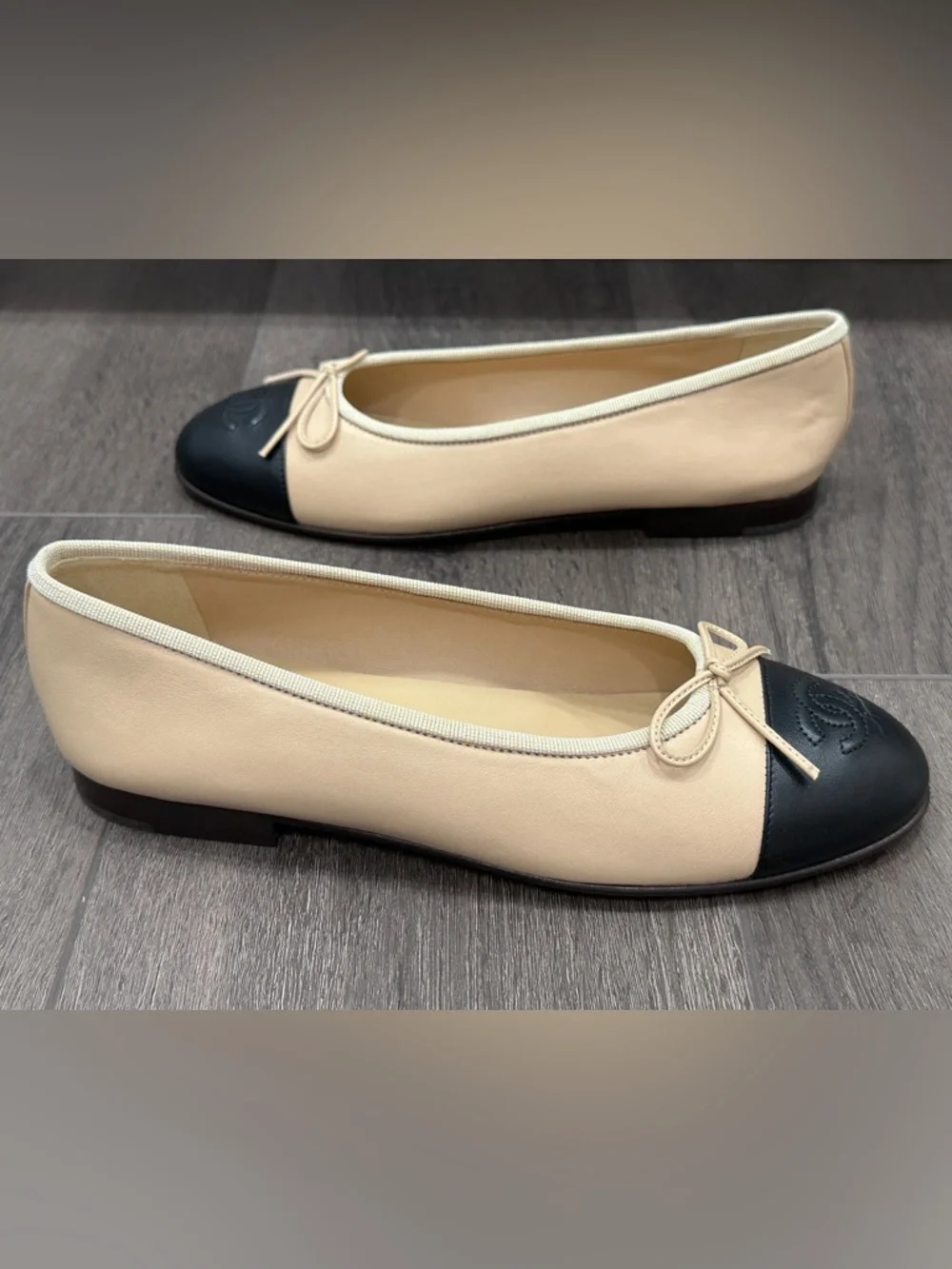CHANEL CLASSIC CC LOGO BEIGE & BLACK CAPTOE LEATHER BALLET FLATS Size 37.5 NEW - Picture 9 of 16